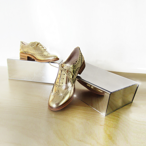 Mirror shoe display in pair